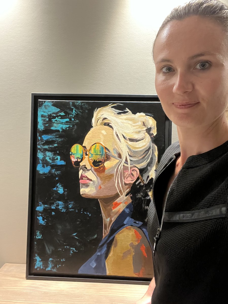 Vanessa Talleux aux côtés de sa toile CALATHEA encadrée