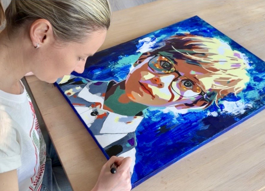 Vanessa Talleux peignant le portrait AUBIN dans son atelier