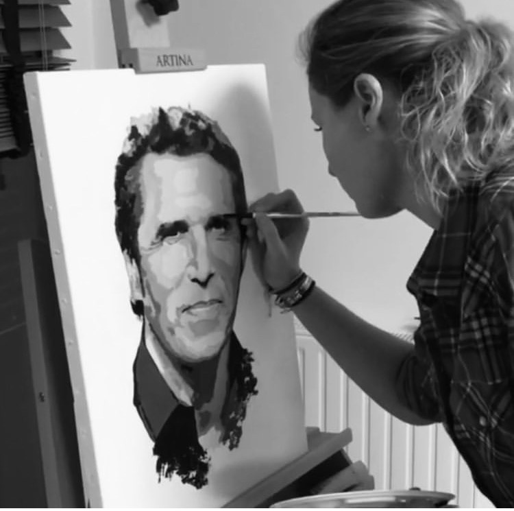 Vanessa Talleux au travail sur un portrait en noir et blanc
