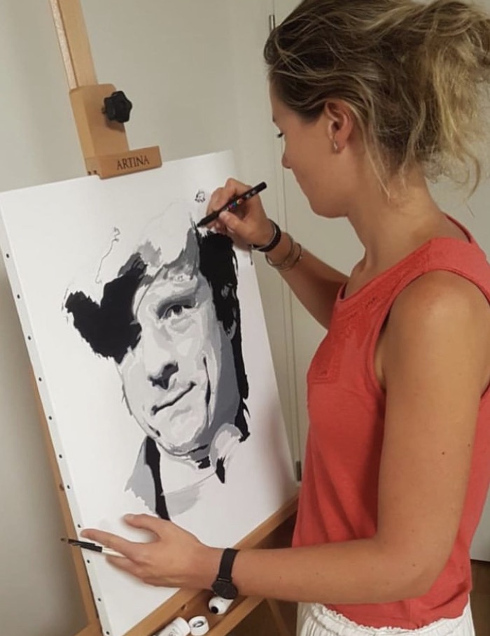 Vanessa Talleux peignant un portrait à son chevalet