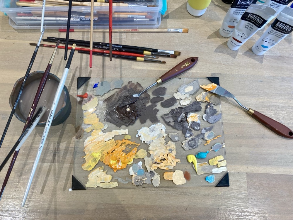 Palette, pinceaux et couteau dans l'atelier de Vanessa Talleux